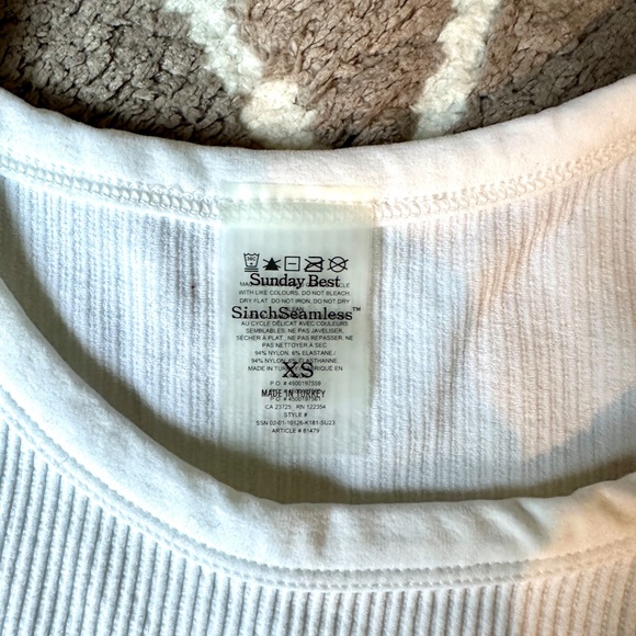 Aritizia Sunday Best SINCHSEAMLESS white ribbed tank - Picture 3 of 4
